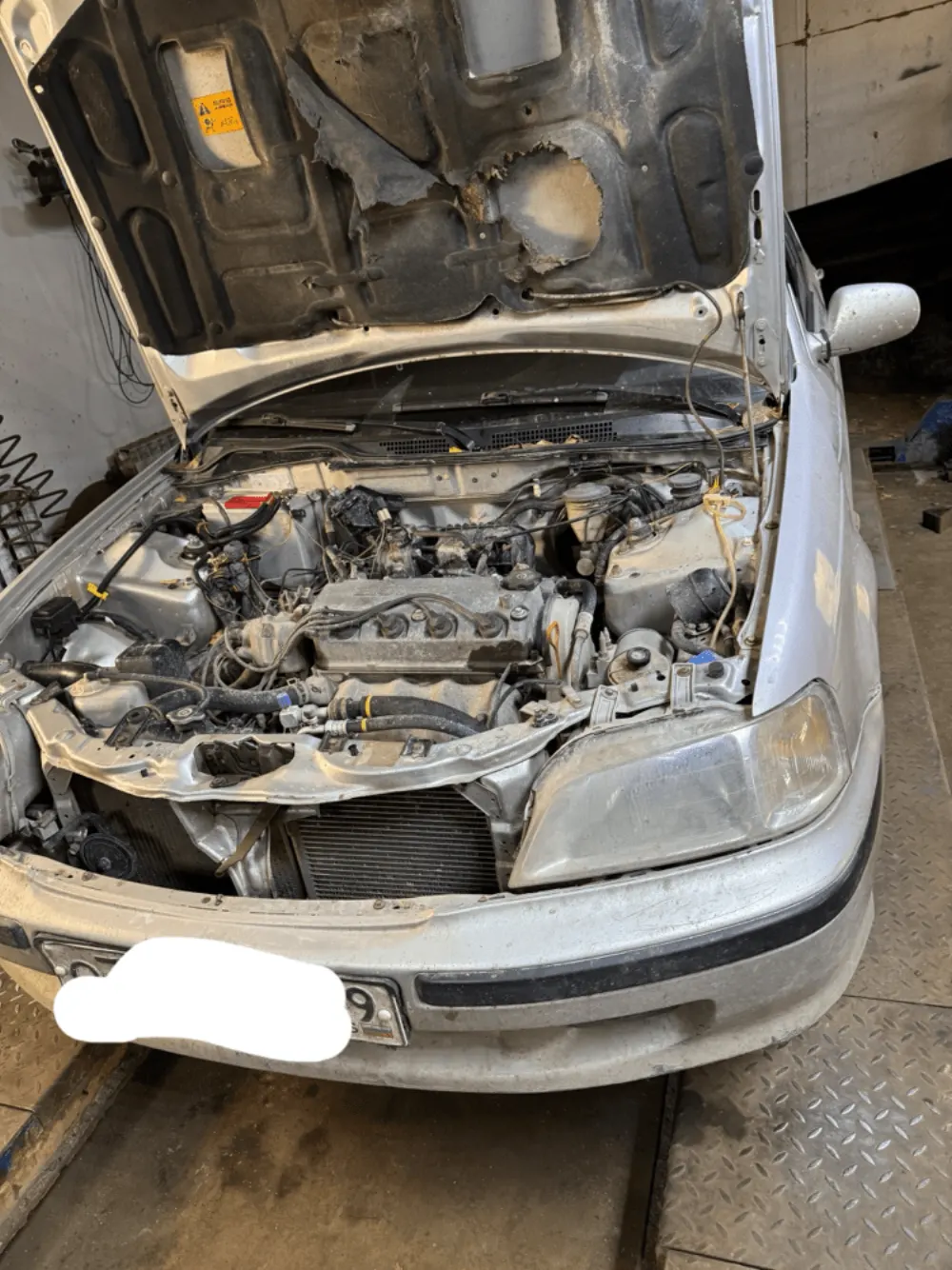 Автомобиль на подъёмнике для сход-развала в мастерской